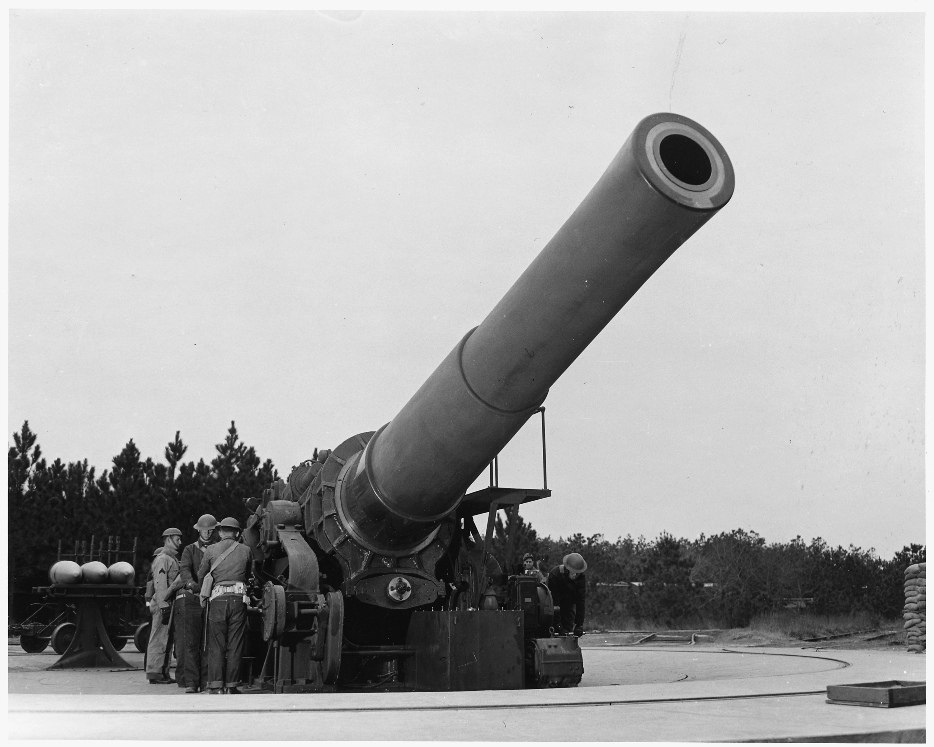 A_16_inch_howitzer_at_Fort_Story,_VA_and_the_men_who_operate_it._-_NARA_-_196280.jpg