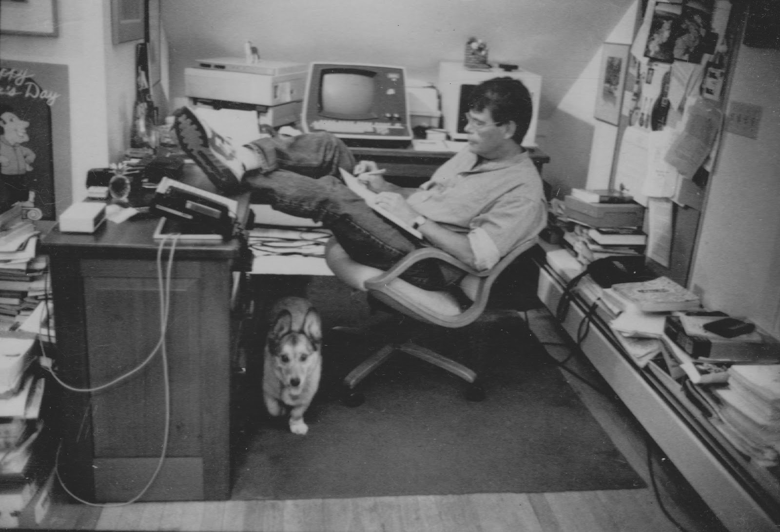 Stephen+King+working+at+desk.jpg