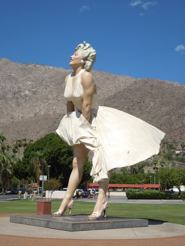 Giant+MarilynMonroe+statue.jpg