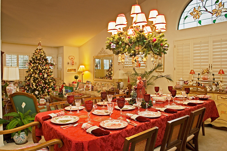 0512633-Christmas-dinner-table-decor.jpg