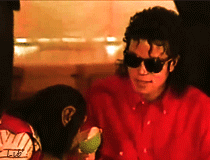 MJ-s-pet-Bubbles-Jackson-and-Michael-Jackson-bubbles-the-chimp-31866528-210-160.gif