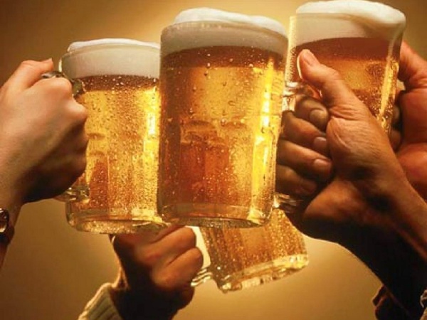 hands-toasting-with-beer-mugs_125401.jpg