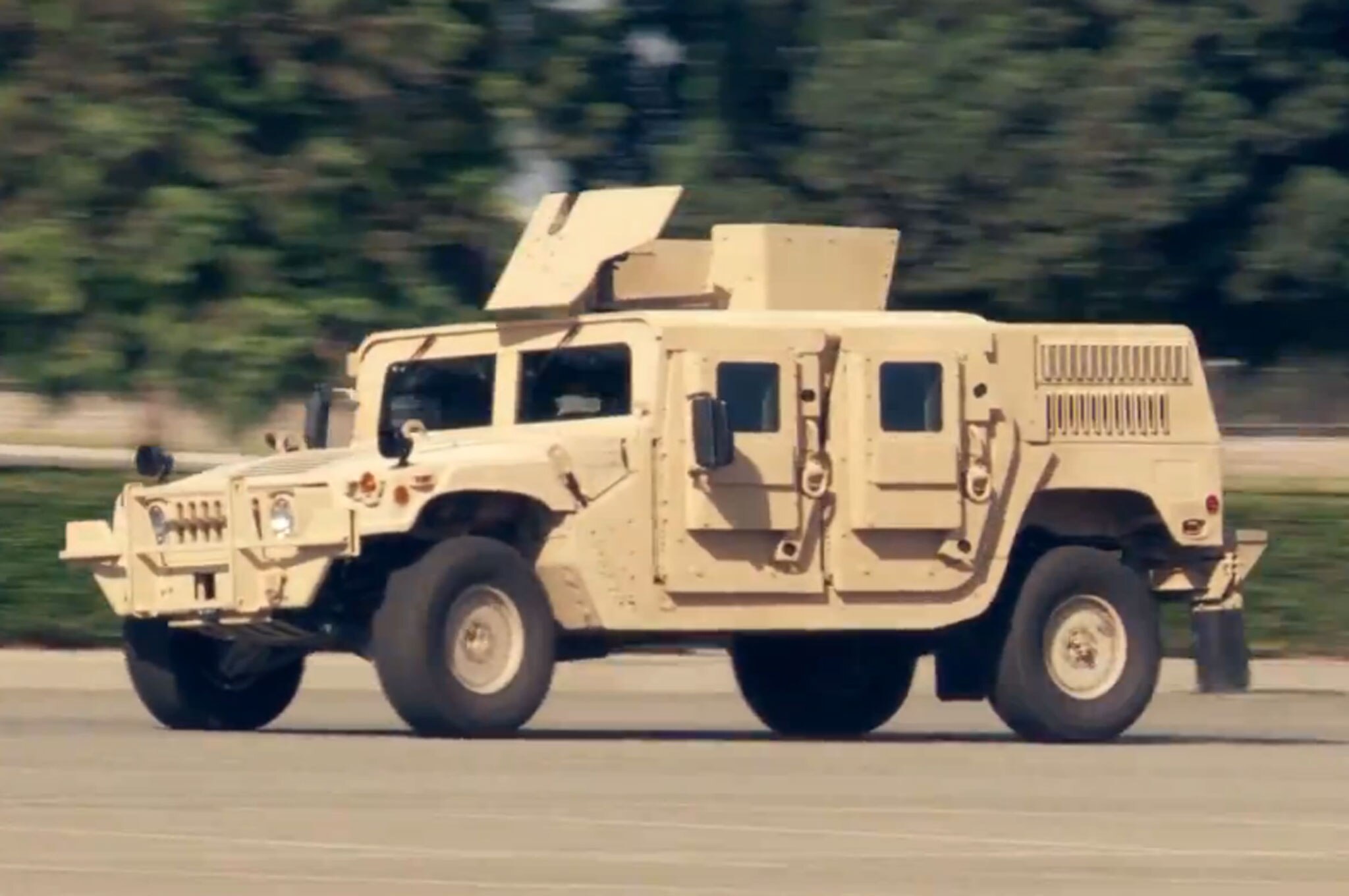 Banks-Engineered-1984-General-Humvee-around-figure-eight.jpg