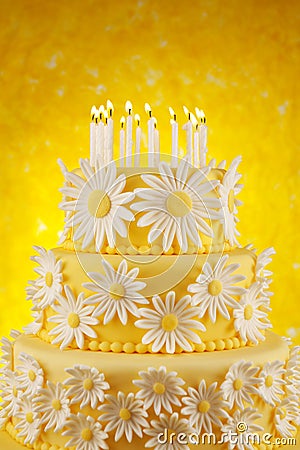 daisy-birthday-cake-22028730.jpg