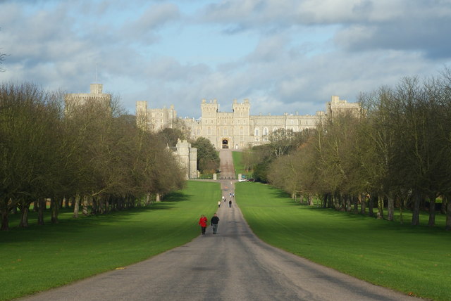 Windsor_Castle_and_The_Long_Walk_-_geograph.org.uk_-_1597941.jpg