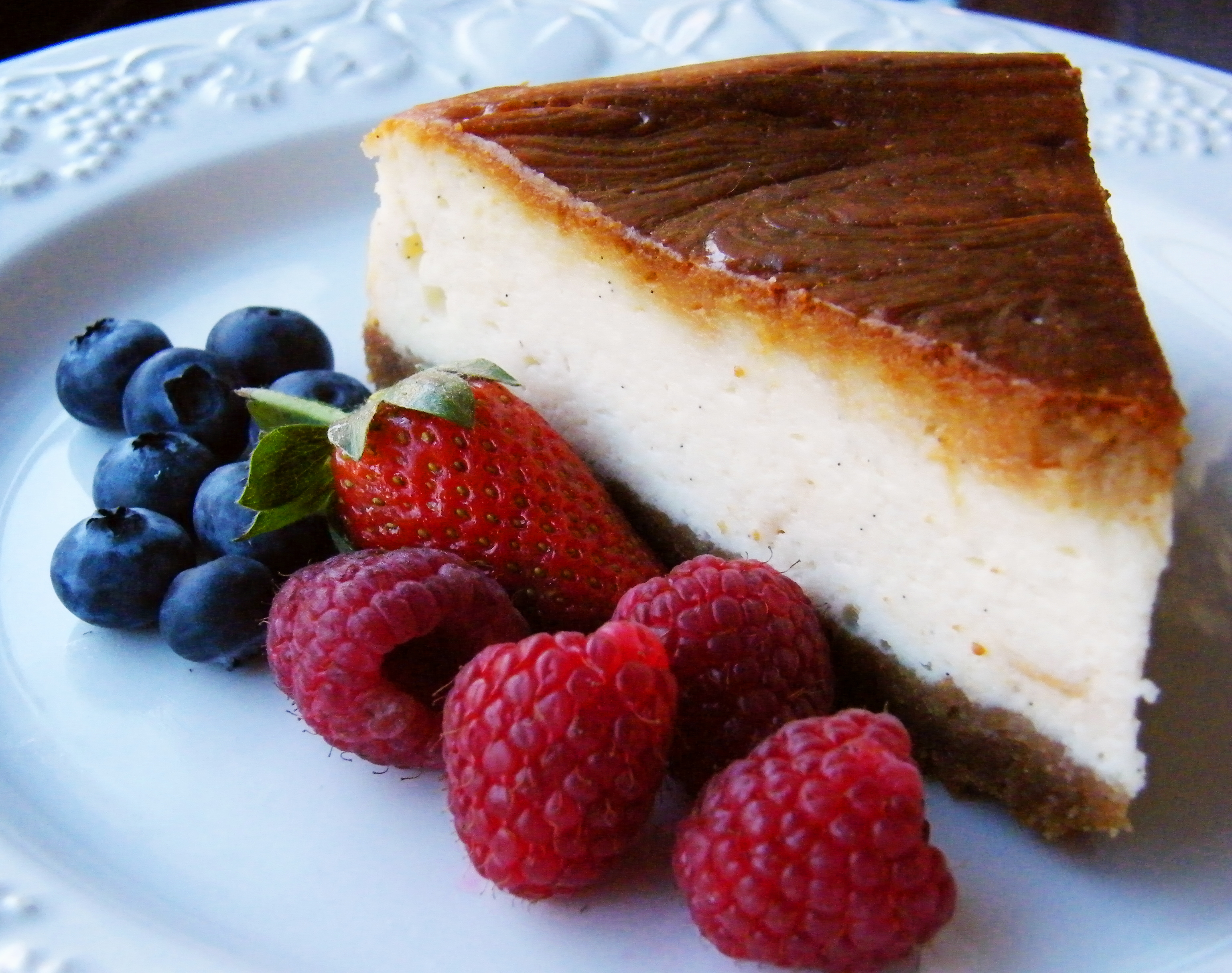 Baked_cheesecake_with_raspberries_and_blueberries.jpg