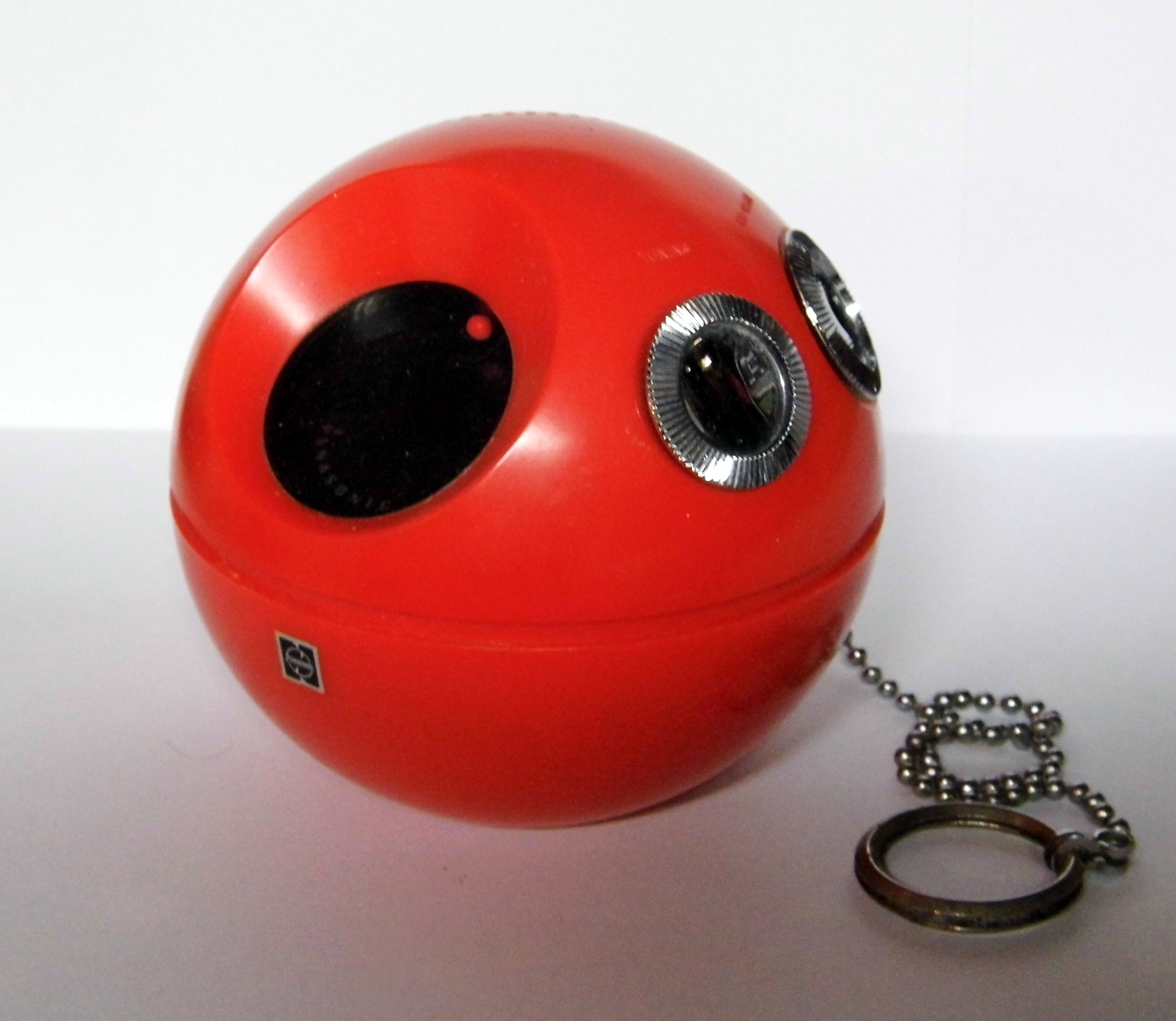Vintage_Panasonic_Red-Orange_Panapet_70_Ball%27n_Chain_Radio%2C_Model_R-70%2C_4-3-8_Inches_in_Diameter%2C_Made_in_Japan_%289791956884%29.jpg