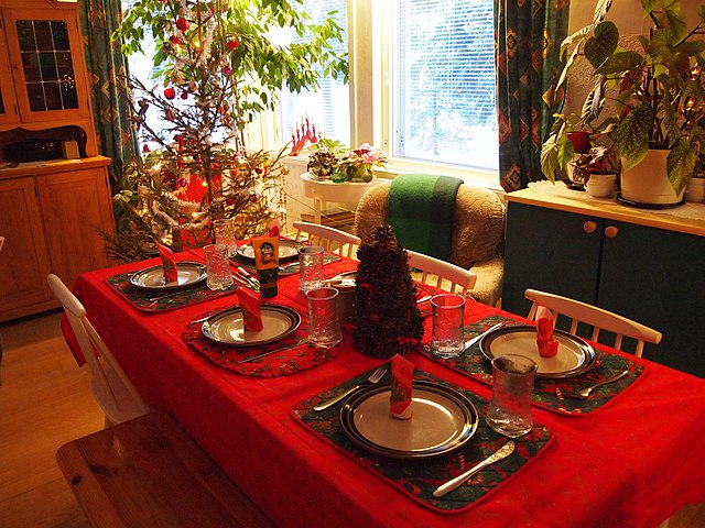 640px-Christmas_dinner_table_(5300036540).jpg