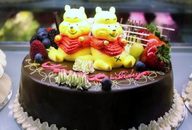 Round+Winnie+the+Pooh+chocolate+birthday+cake+with+fresh+fruit+on+top.JPG