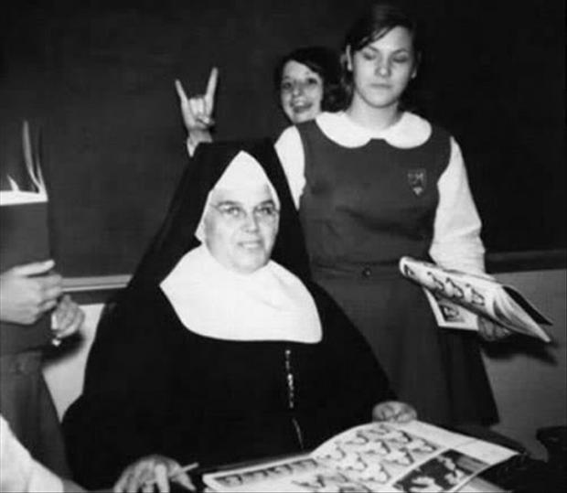 catholic-school-photobomb-funny-nun.jpg