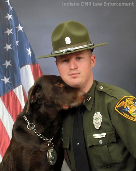 2.10.17-K-9-Refuses-to-Stop-Smooching-His-Partner-During-Their-Photo-Shoot1-472x590.jpg