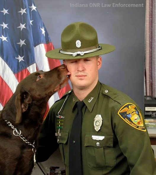 2.10.17-K-9-Refuses-to-Stop-Smooching-His-Partner-During-Their-Photo-Shoot2-527x590.jpg