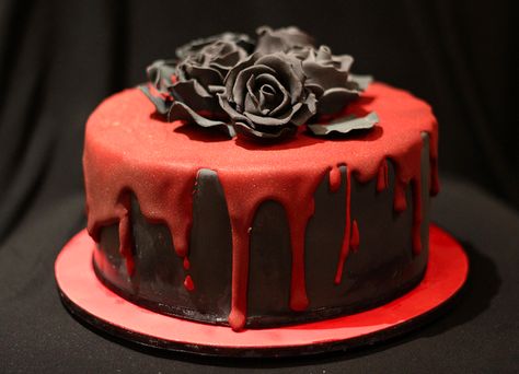 66daec53dbc2264ad476e93206f7c048--gothic-birthday-cakes-gothic-cake.jpg