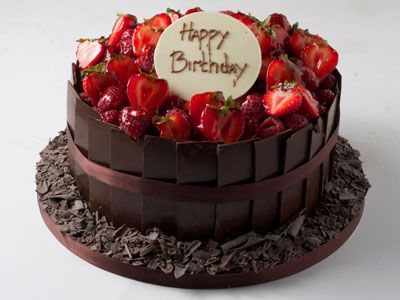 5560feb089febbcea97cbe327e6bd0ec--strawberry-birthday-cake-chocolate-birthday-cakes.jpg