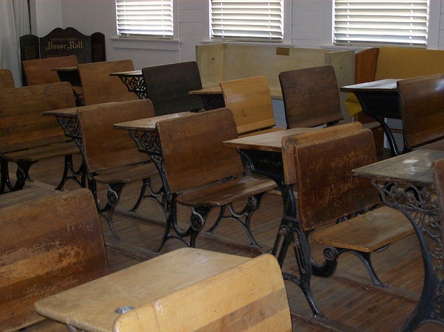 e75751488bcfa40a1d1ef223bddd5e8b--vintage-school-desks-old-school-desks.jpg