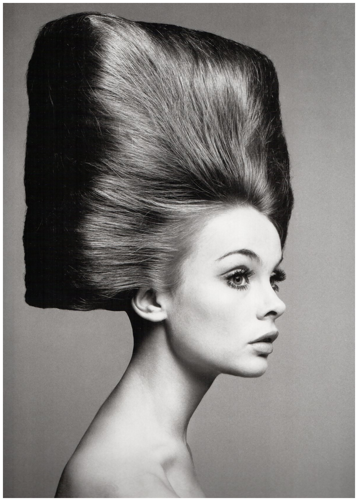 twiggy-is-shot-by-richard-avedon-for-vogue-us-in-the-august-1965-issue.jpg