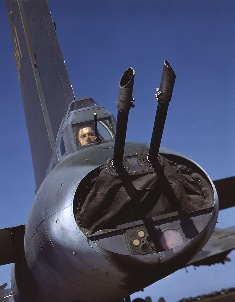 Tail_Gunner_in_Boeing_B-17_Flying_Fortress,_1943.jpg
