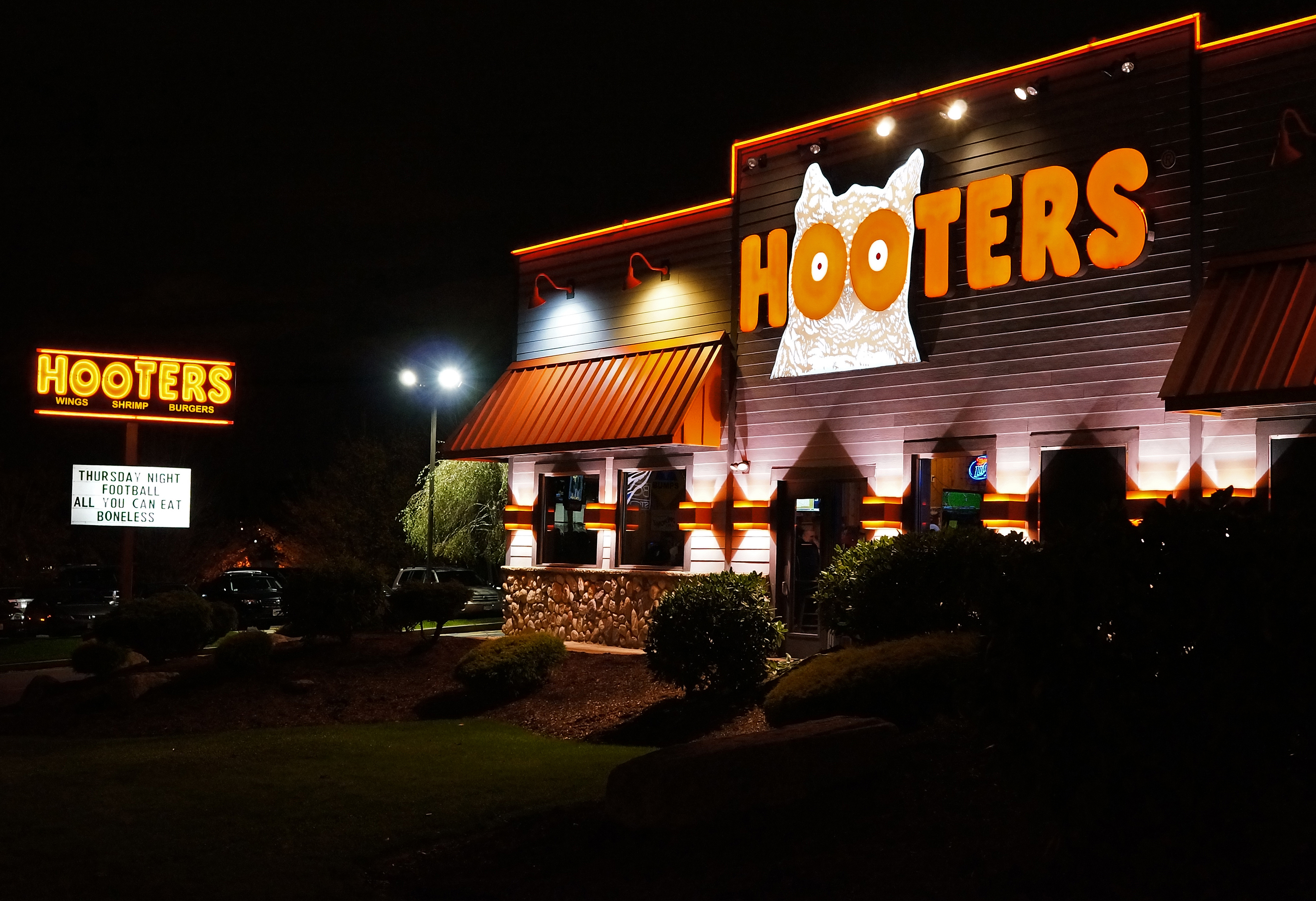 Hooters_Restaurant.jpg