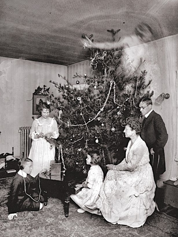 Vintage-Creepy-Old-Photos-Christmas-Ghost-.jpg