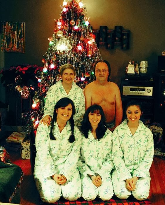 creepy-christmas-family-portrait.jpg