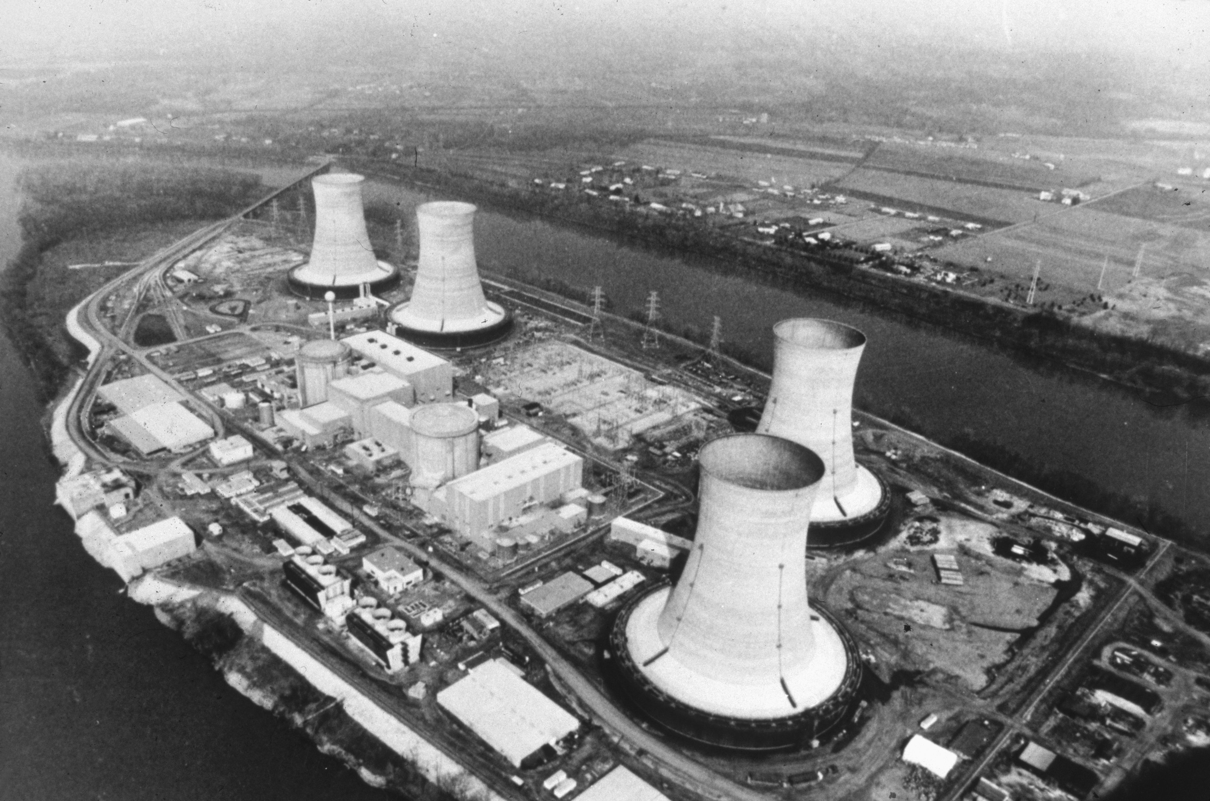 Первые электростанции в мире. АЭС three Mile Island. Ленинградская атомная электростанция 1975. Ленинградская АЭС 1973. Авария на АЭС три-майл-Айленд.