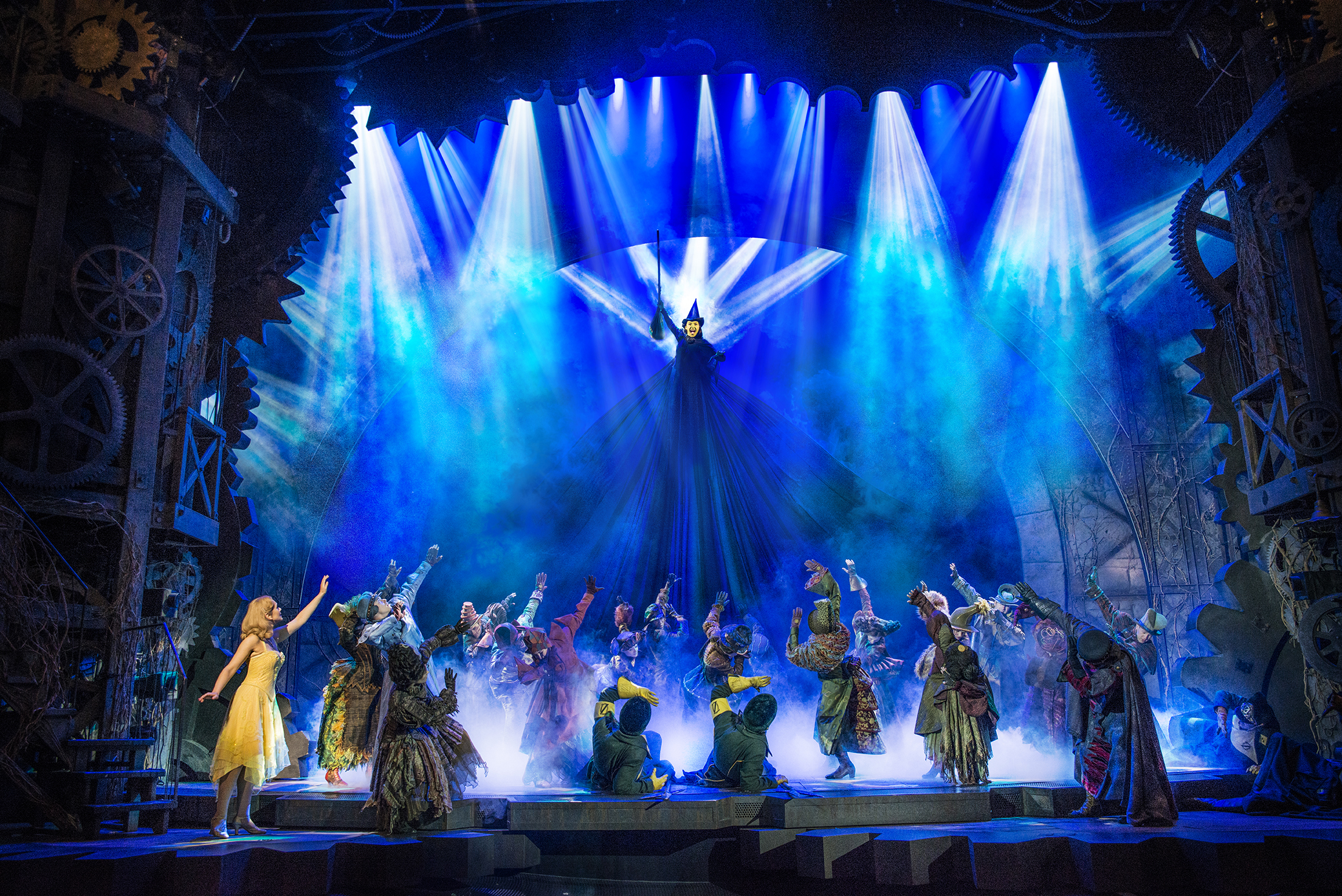 Wicked_DefyingGravity_FullStage_7510.jpg