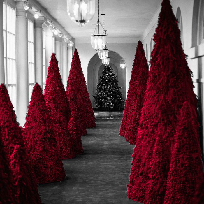 28-white-house-red-trees-christmas.w700.h700.jpg